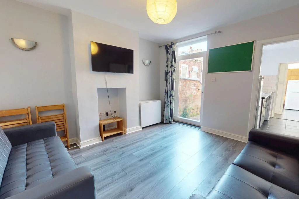 5 bedroom semi-detached house for rent