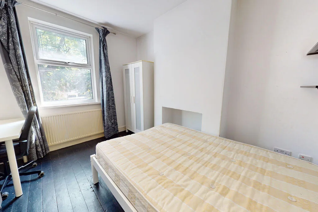 5 bedroom semi-detached house for rent