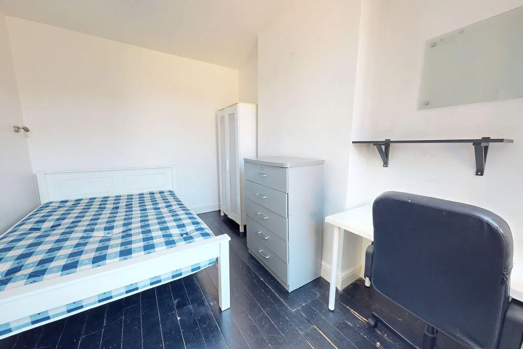 5 bedroom semi-detached house for rent