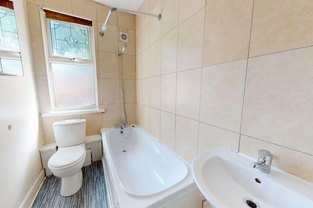 5 bedroom semi-detached house for rent