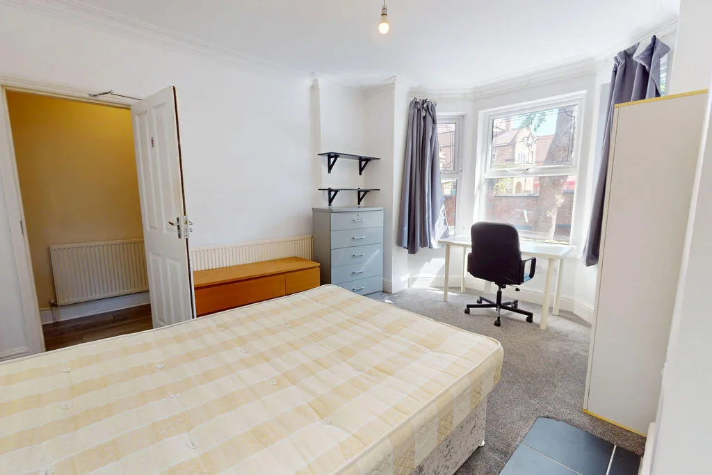 5 bedroom semi-detached house for rent