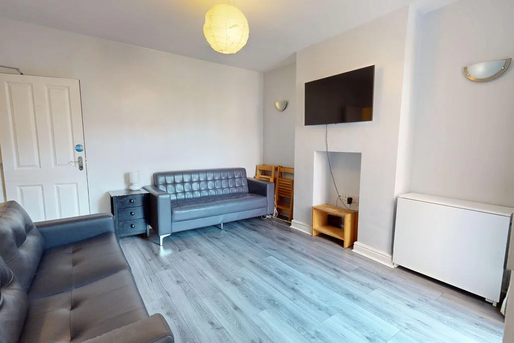 5 bedroom semi-detached house for rent