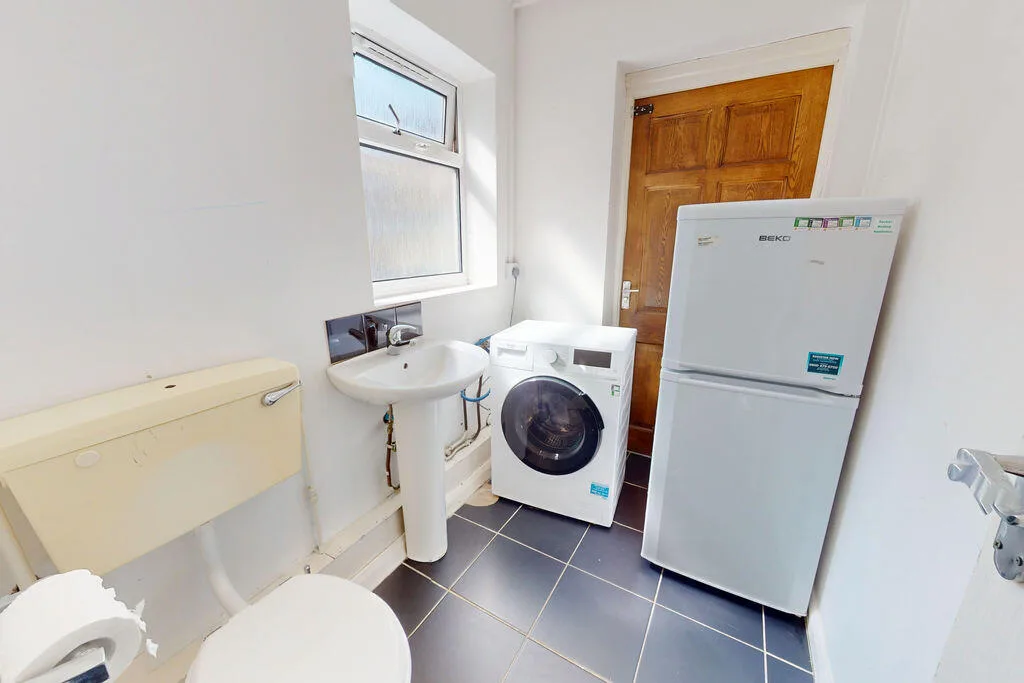 5 bedroom semi-detached house for rent