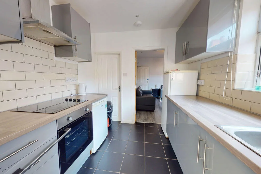 5 bedroom semi-detached house for rent