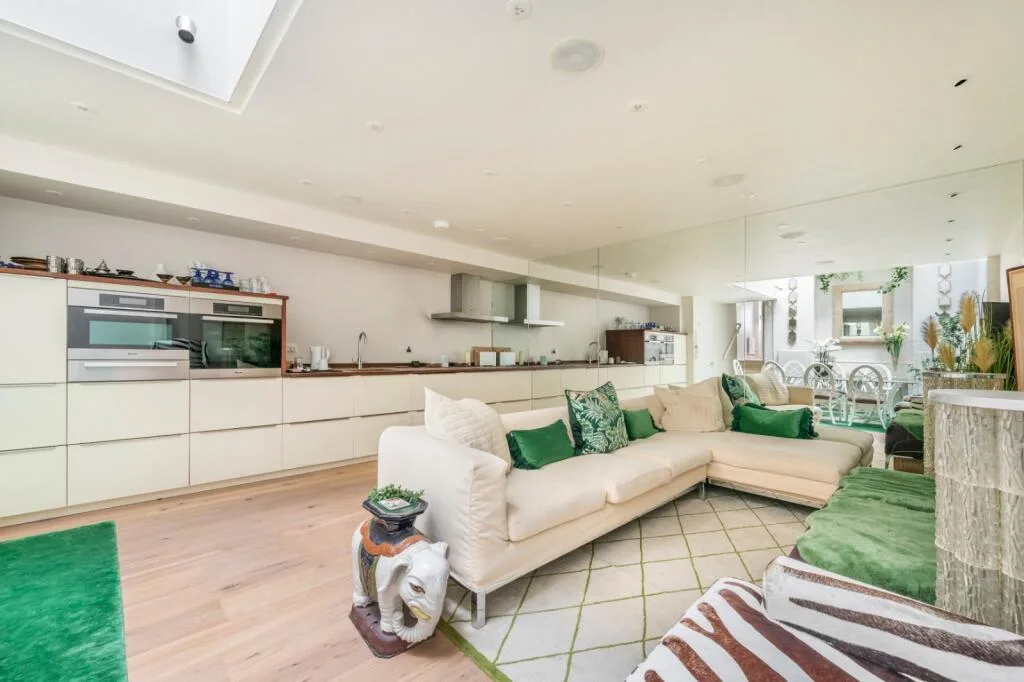 2 bedroom mews property for rent