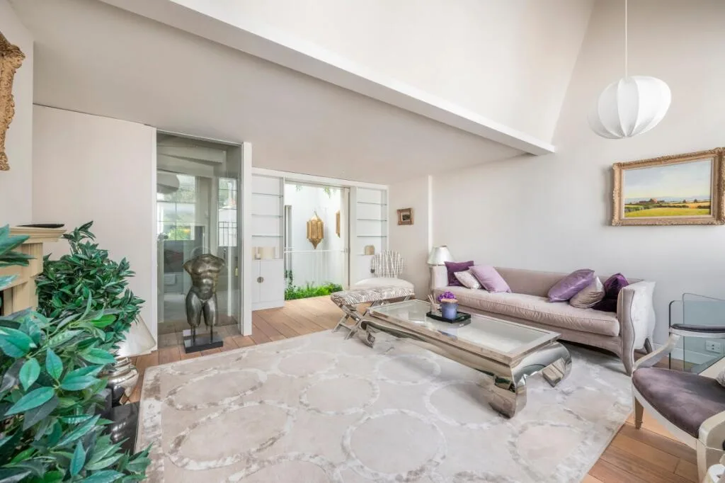 2 bedroom mews property for rent