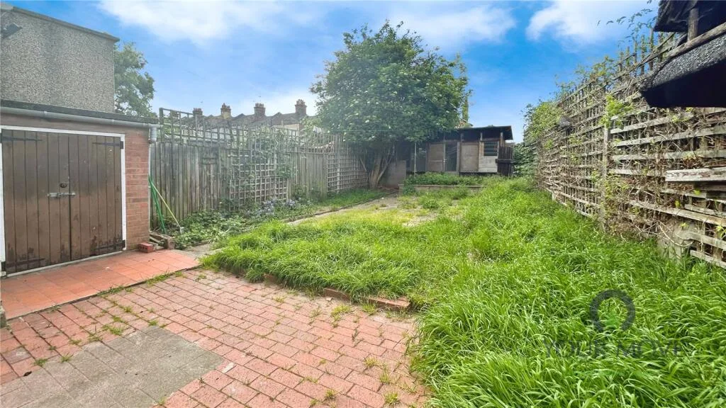 3 bedroom end of terrace house for rent