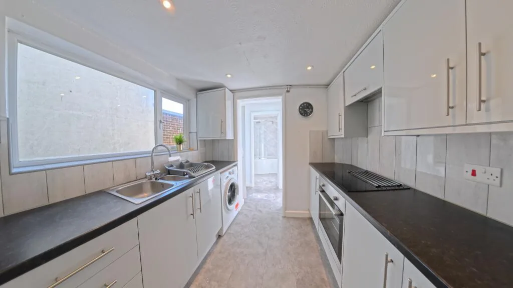 5 bedroom terraced house for rent