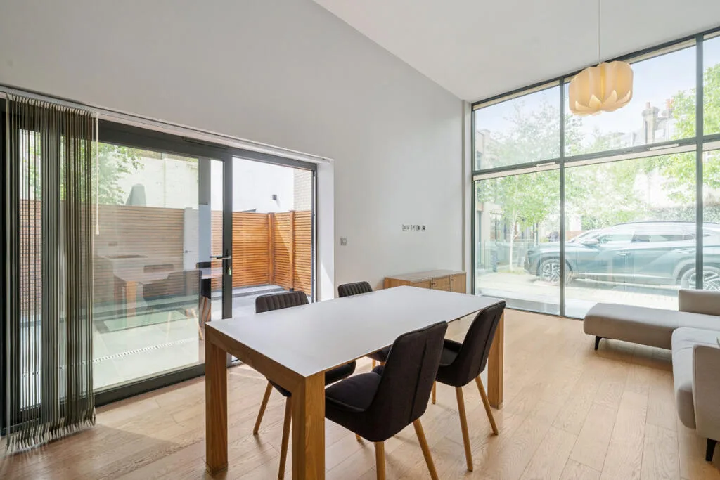 3 bedroom mews property for rent