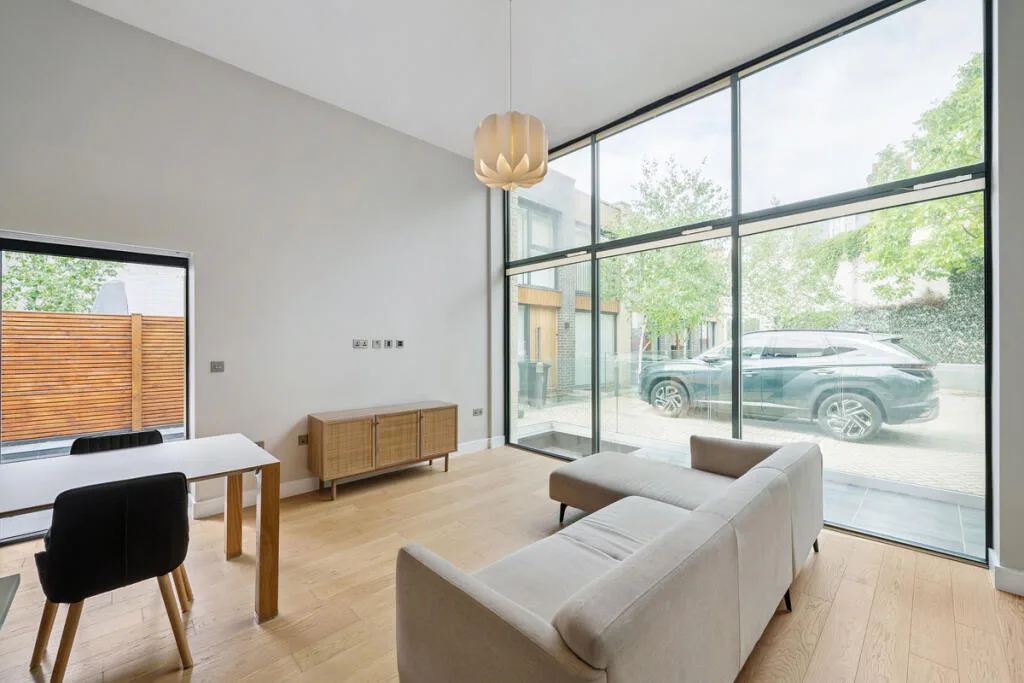 3 bedroom mews property for rent