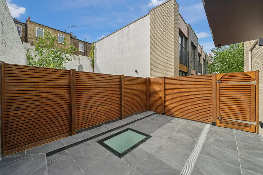 3 bedroom mews property for rent
