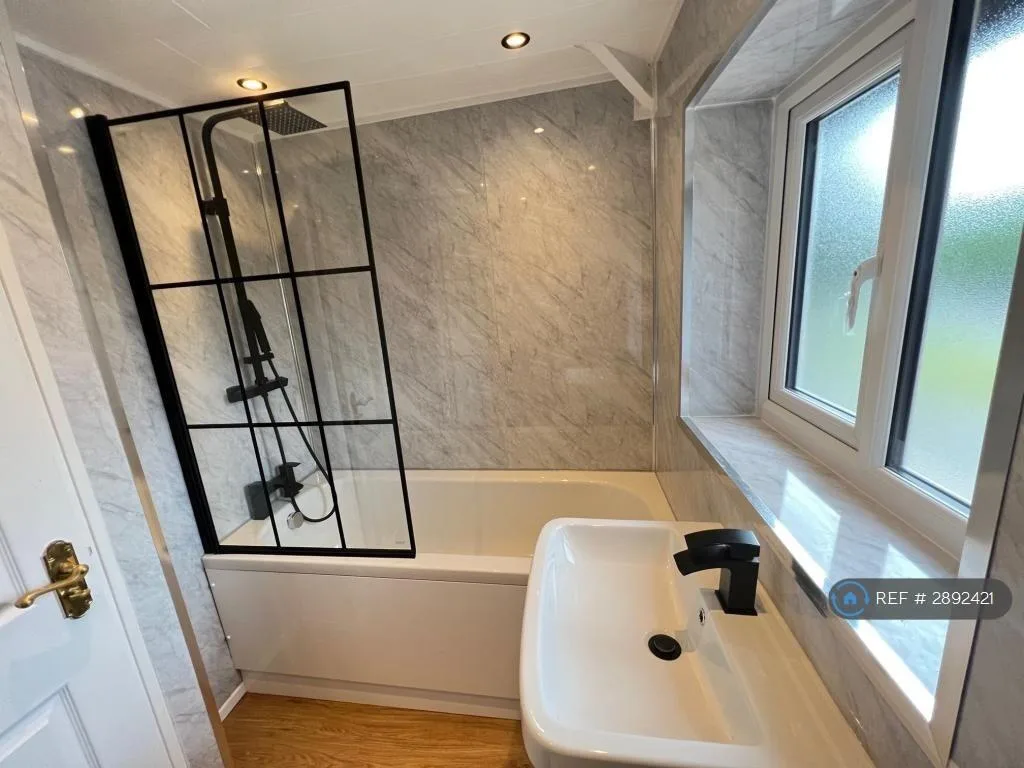 4 bedroom semi-detached house for rent
