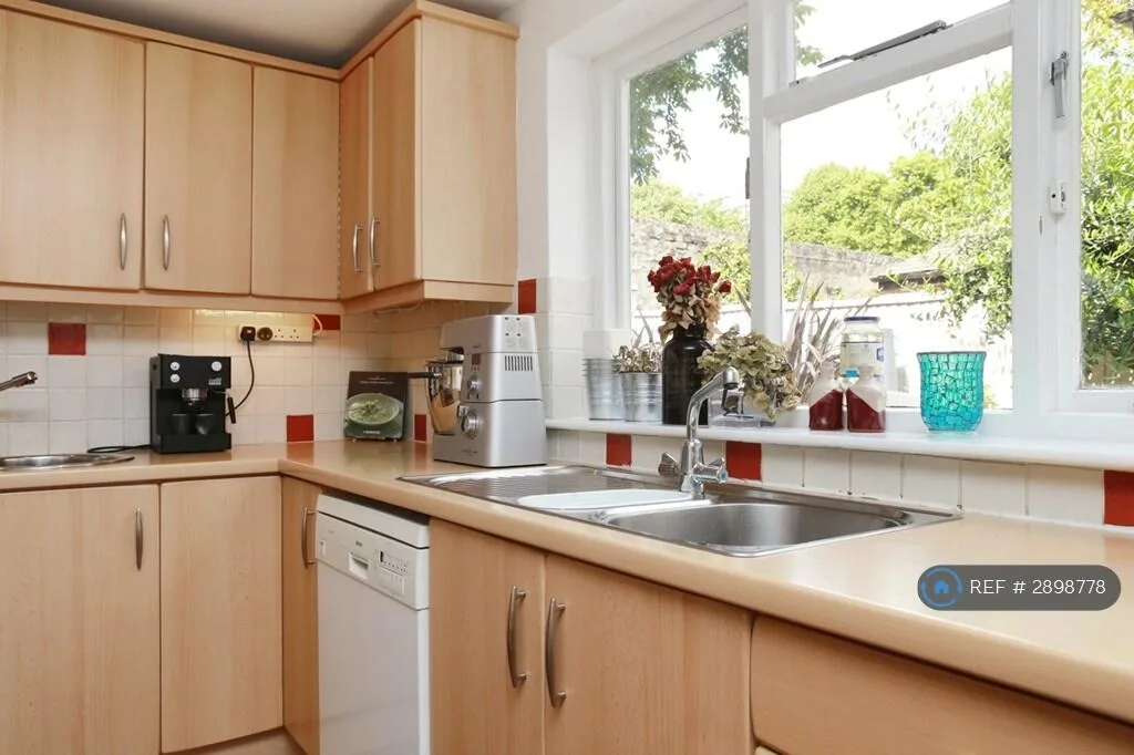 4 bedroom semi-detached house for rent