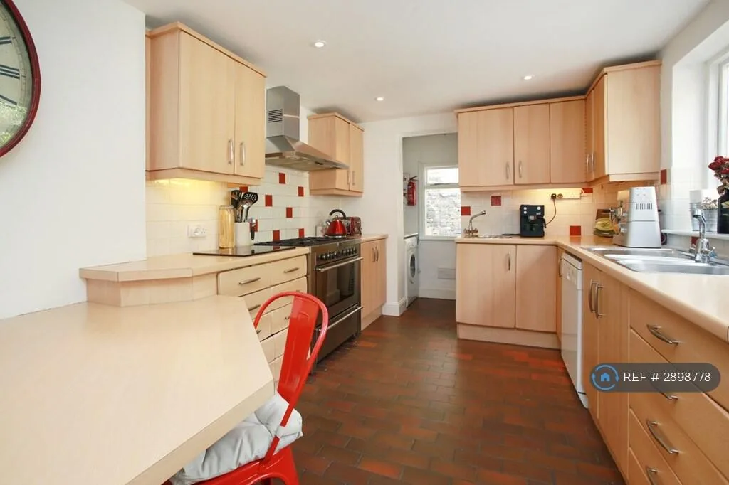 4 bedroom semi-detached house for rent