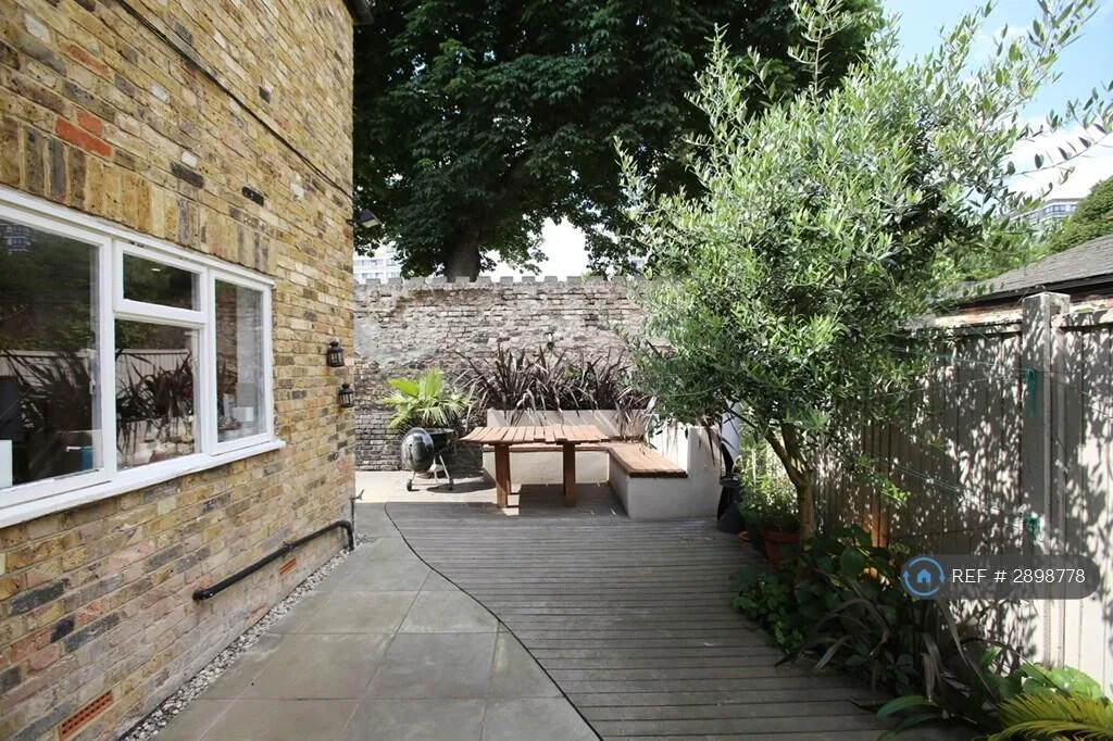 4 bedroom semi-detached house for rent