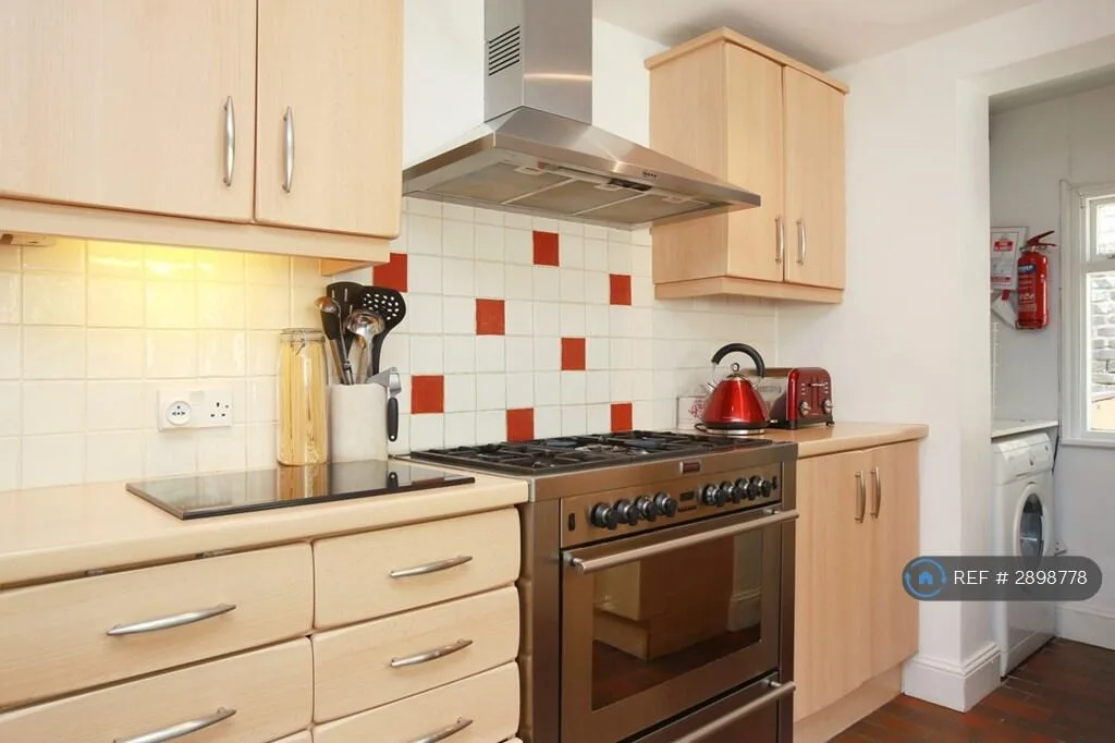4 bedroom semi-detached house for rent