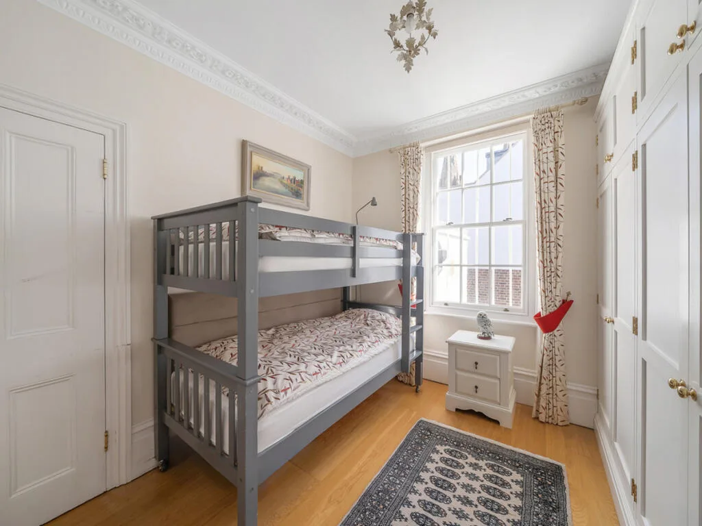 4 bedroom end of terrace house for rent