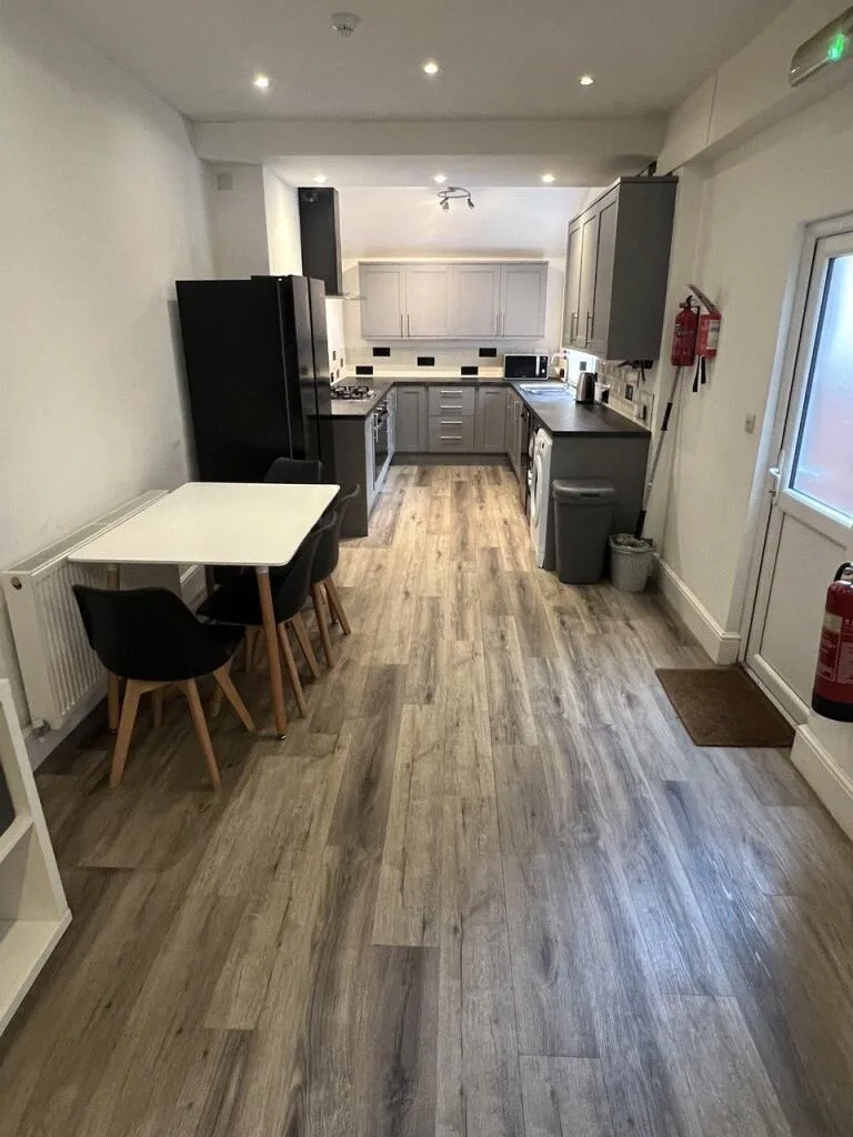 6 bedroom terraced house for rent