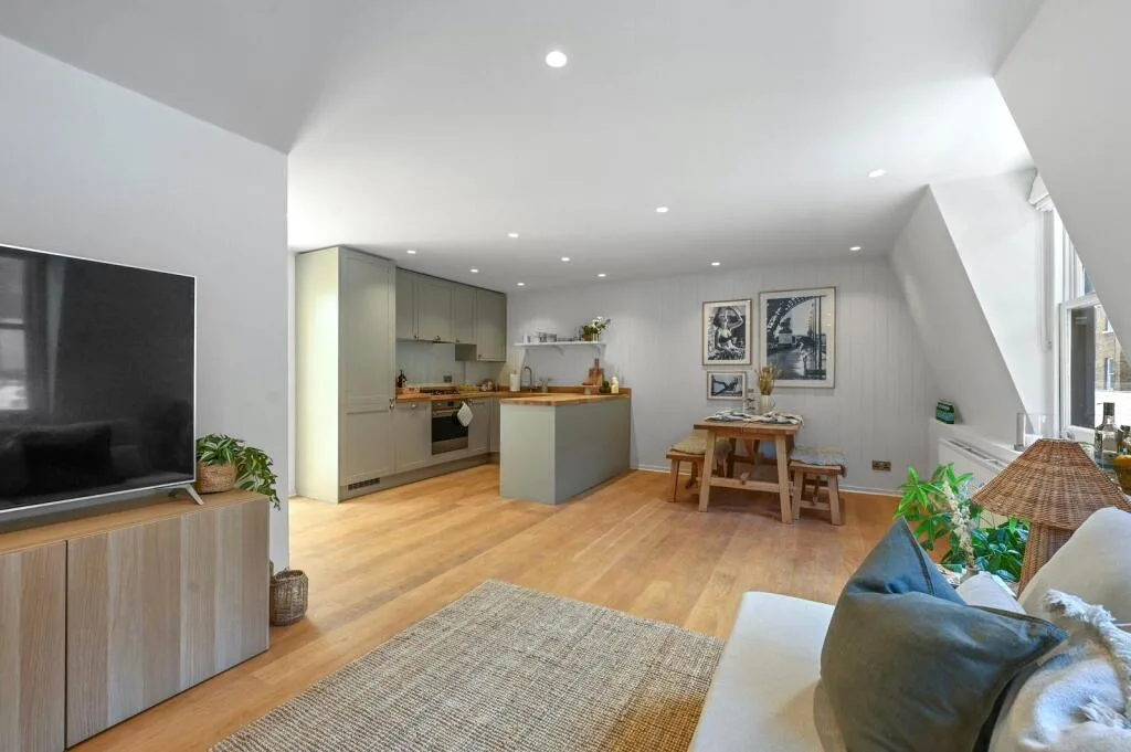 2 bedroom mews property for rent