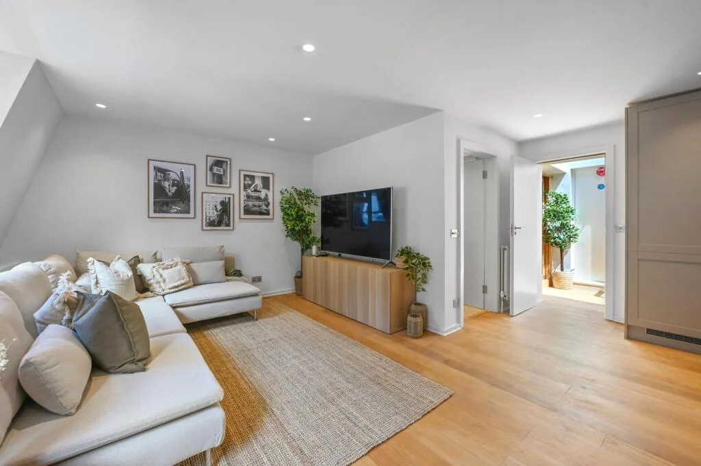 2 bedroom mews property for rent