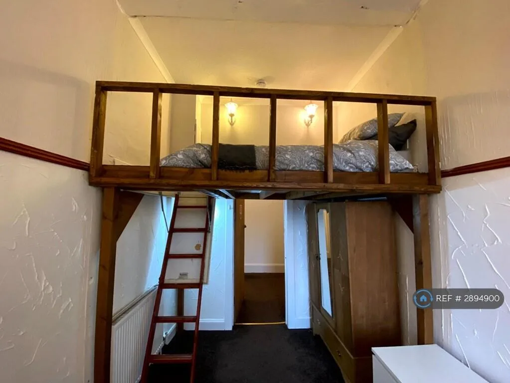 5 bedroom flat for rent