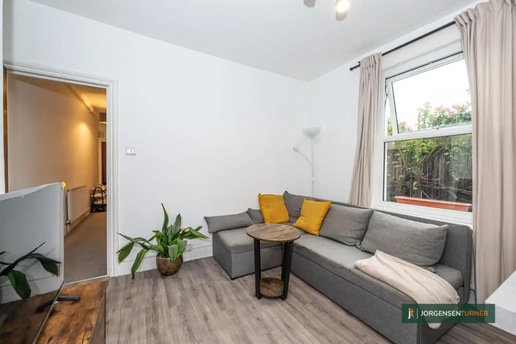 2 bedroom maisonette for rent