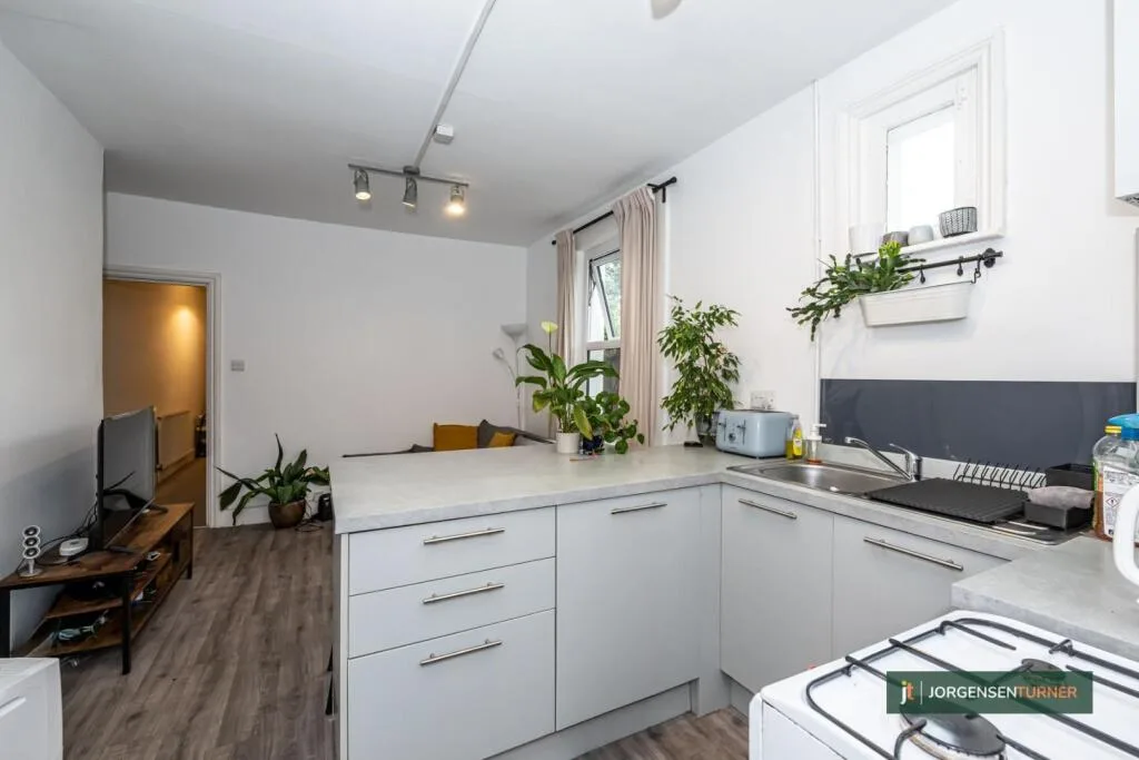 2 bedroom maisonette for rent