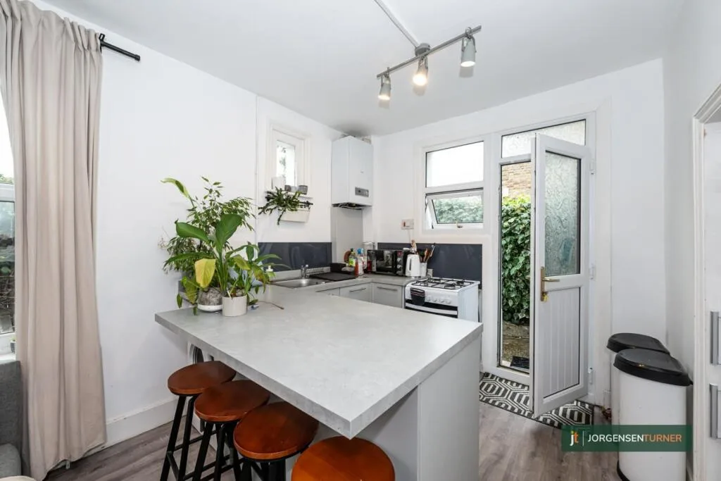 2 bedroom maisonette for rent