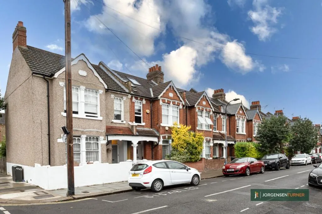 2 bedroom maisonette for rent