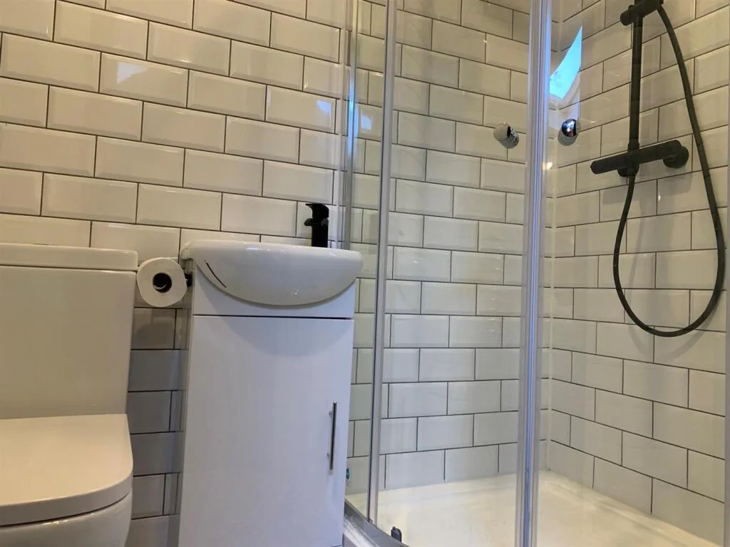 1 bedroom house share for rent