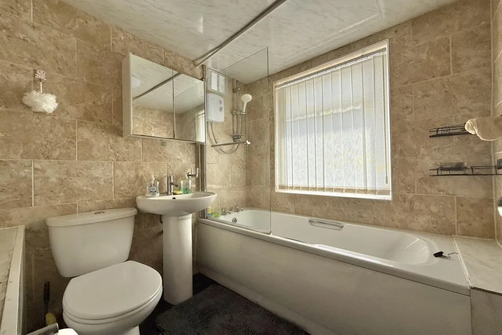 3 bedroom semi-detached house for rent