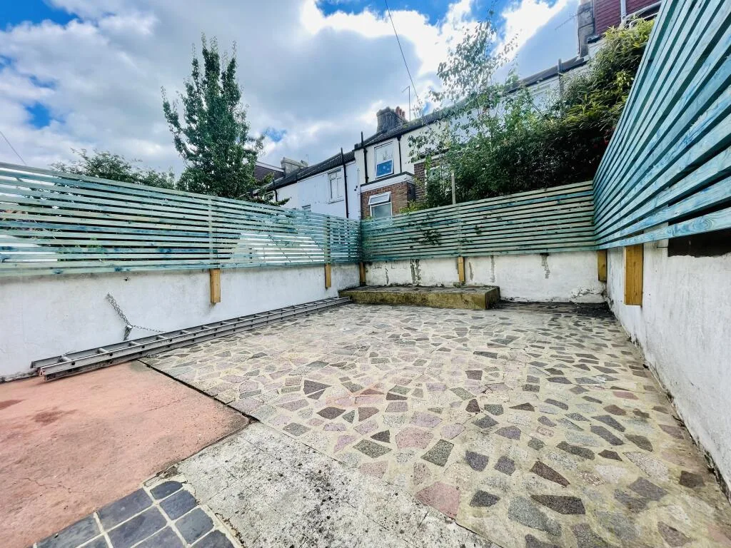 6 bedroom terraced house for rent