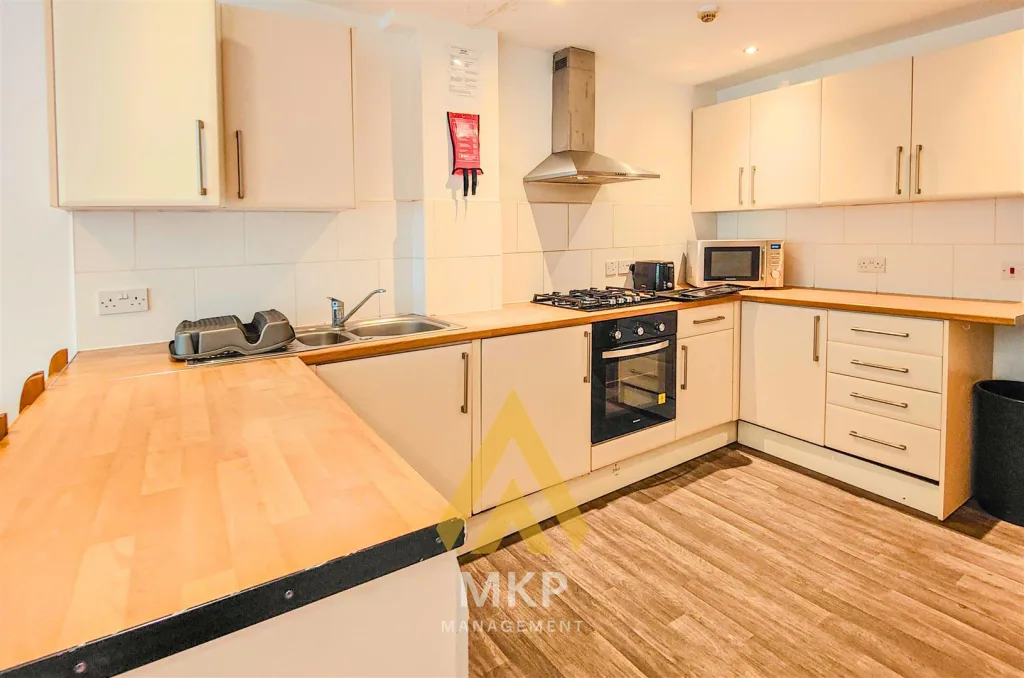 6 bedroom terraced house for rent