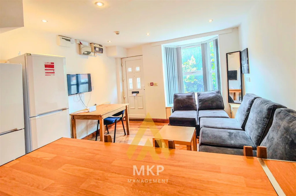 6 bedroom terraced house for rent
