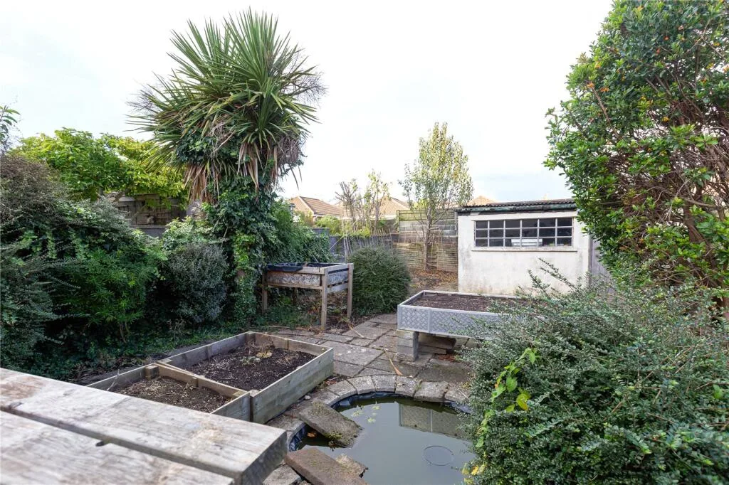 4 bedroom end of terrace house for rent