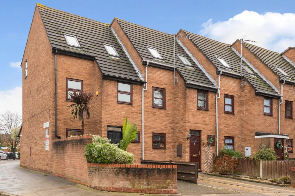 4 bedroom end of terrace house for rent