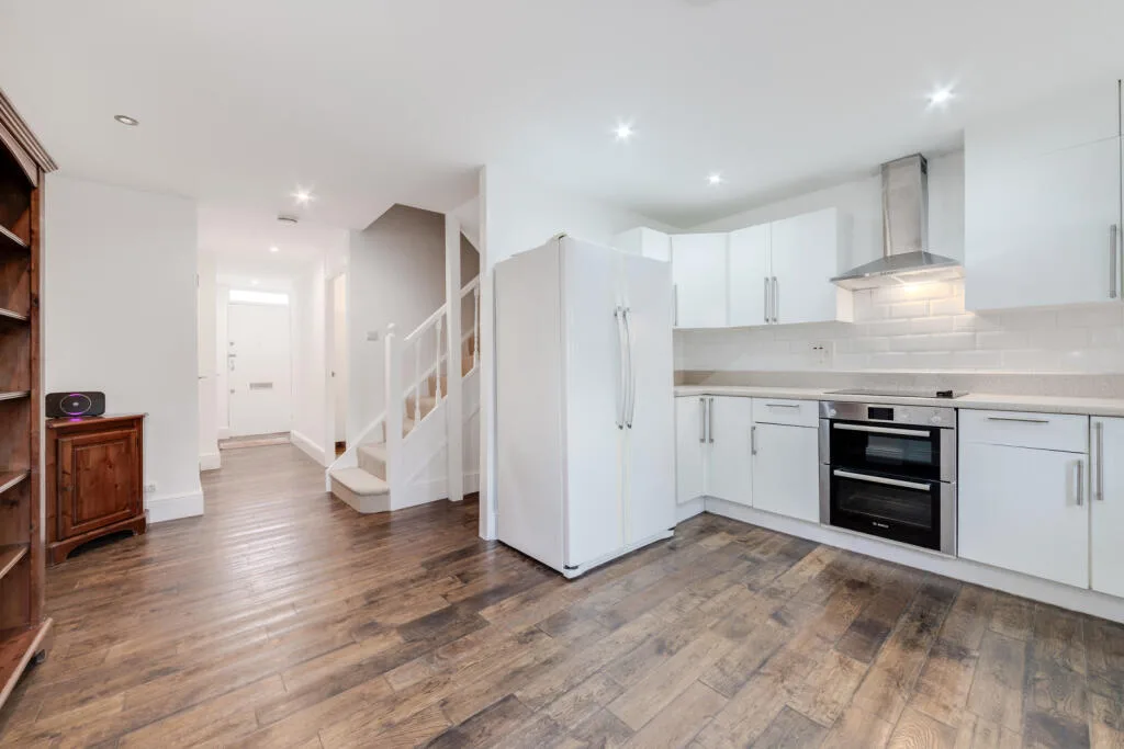 4 bedroom end of terrace house for rent