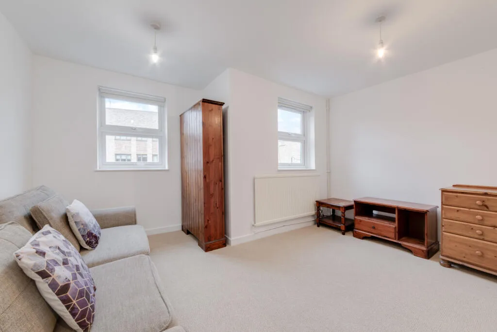 4 bedroom end of terrace house for rent