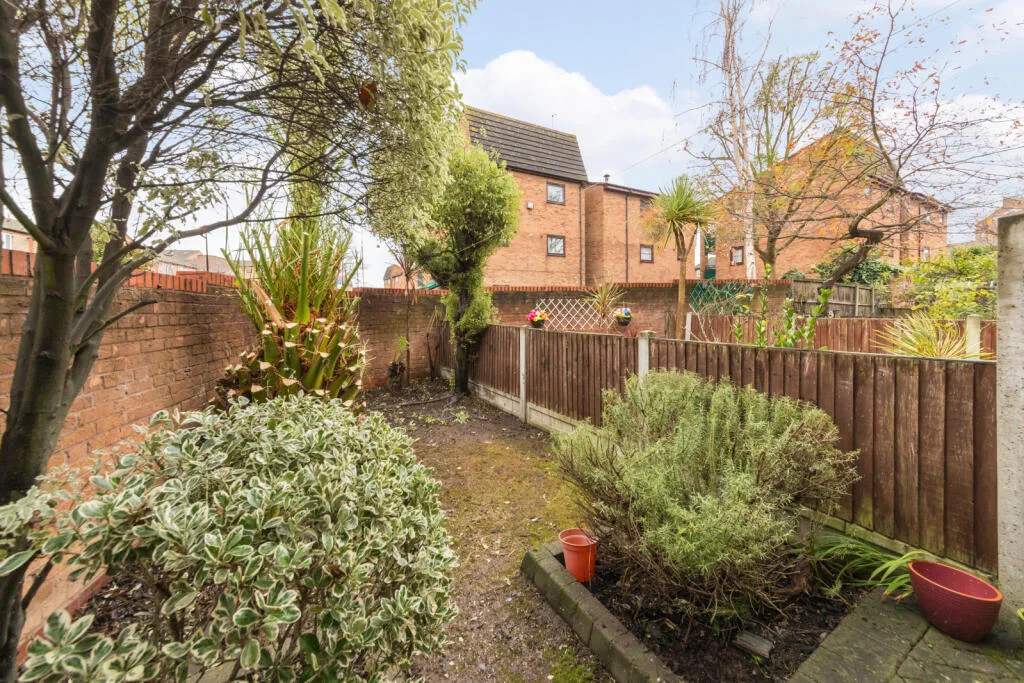 4 bedroom end of terrace house for rent