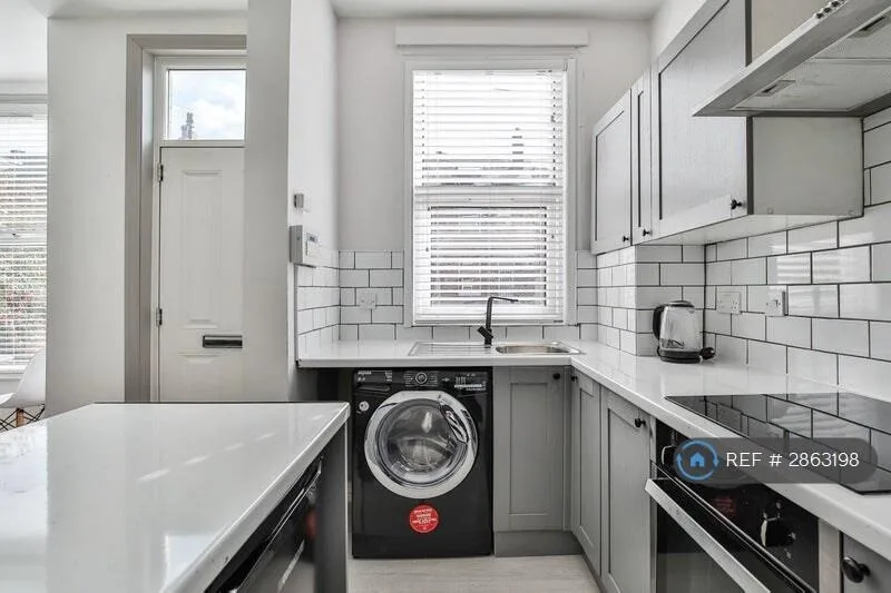 5 bedroom terraced house for rent