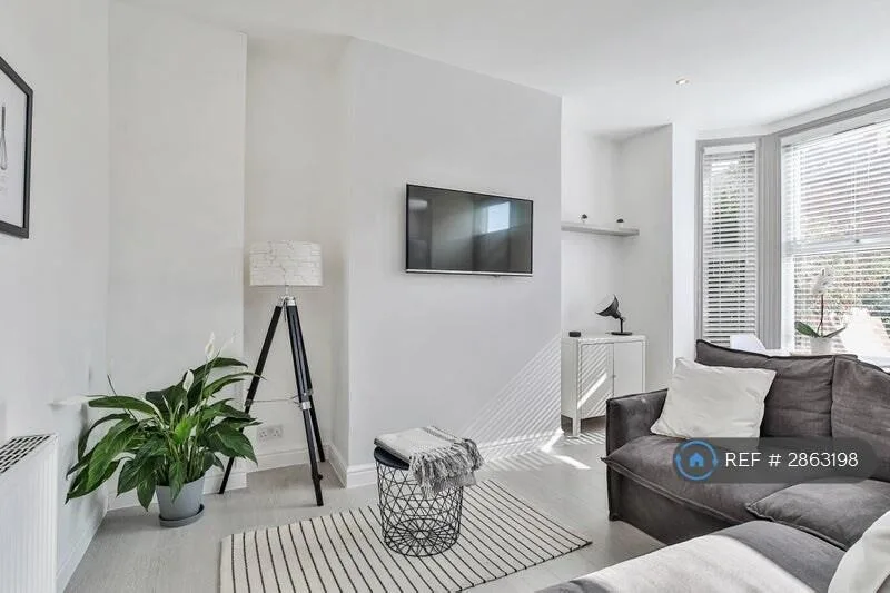 5 bedroom terraced house for rent
