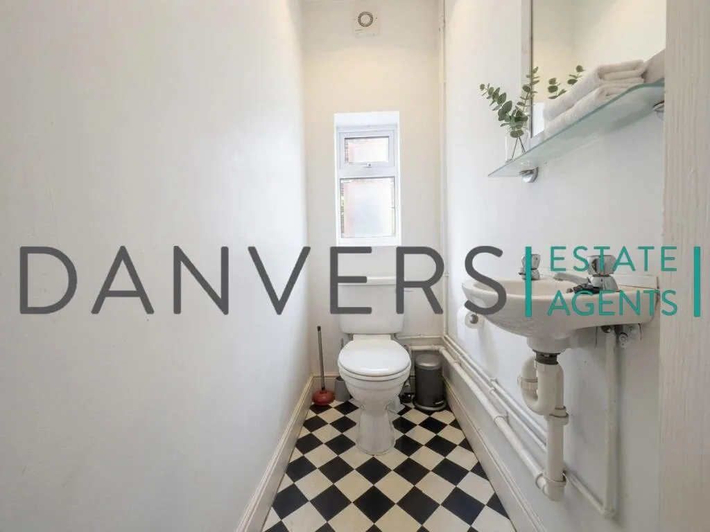 4 bedroom end of terrace house for rent