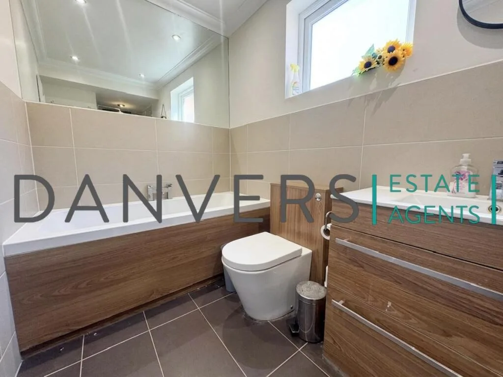 4 bedroom end of terrace house for rent