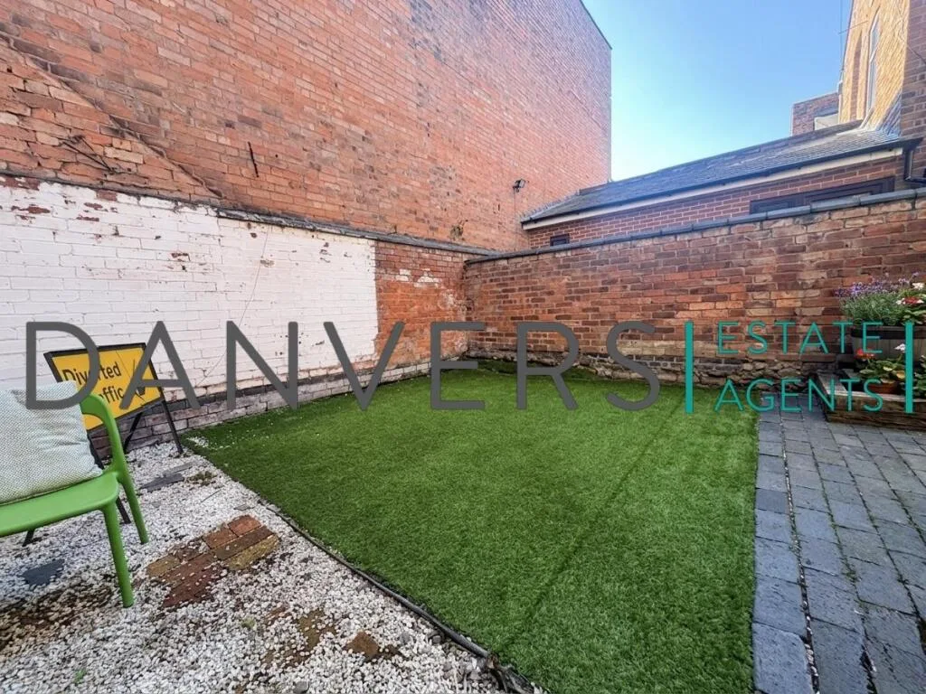 4 bedroom end of terrace house for rent