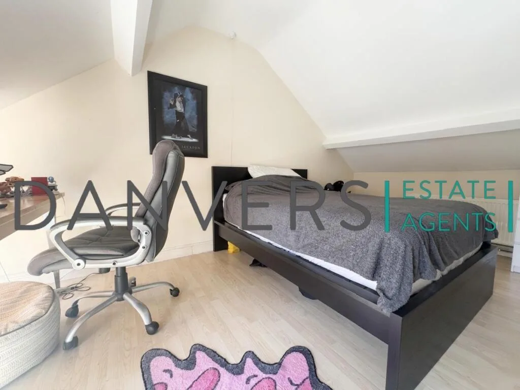 4 bedroom end of terrace house for rent