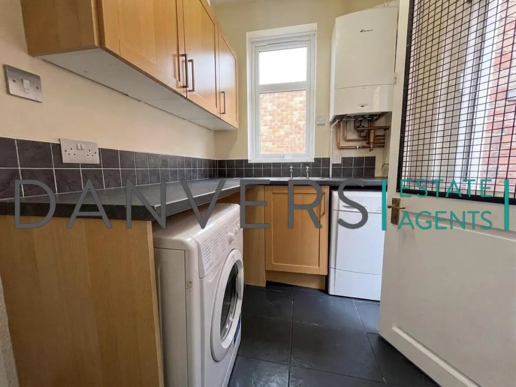 4 bedroom end of terrace house for rent