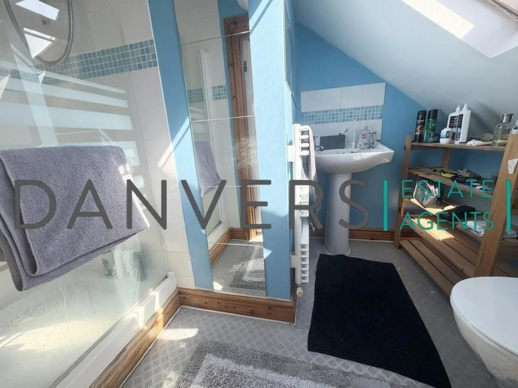4 bedroom end of terrace house for rent