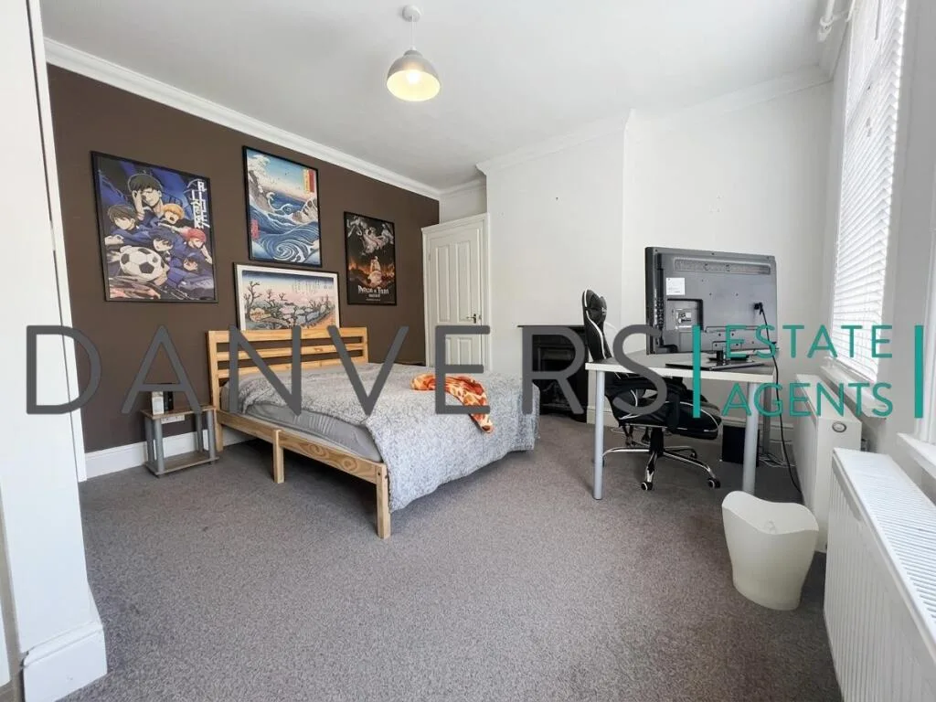 4 bedroom end of terrace house for rent