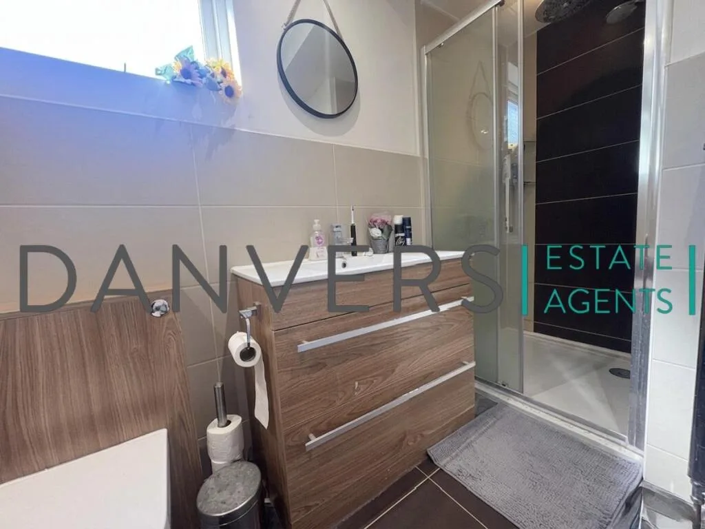 4 bedroom end of terrace house for rent