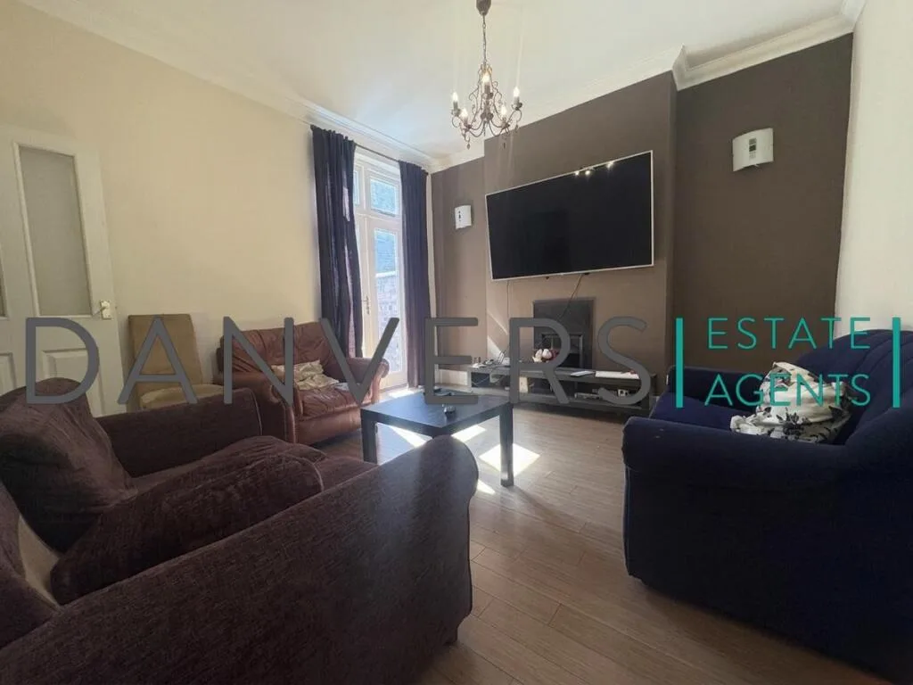 4 bedroom end of terrace house for rent